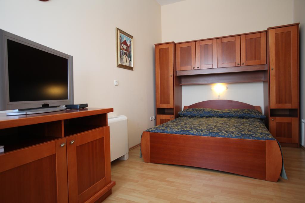 Studio Apartmani Bijeli Delfin Biograd Na Moru Bilik gambar