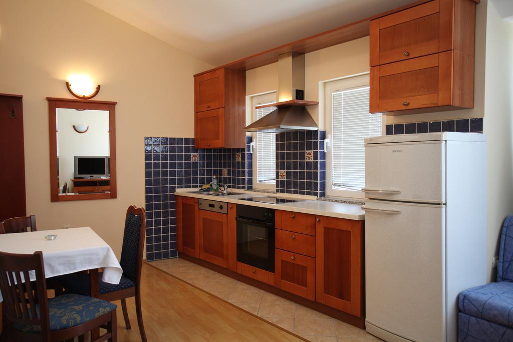 Studio Apartmani Bijeli Delfin Biograd Na Moru Bilik gambar
