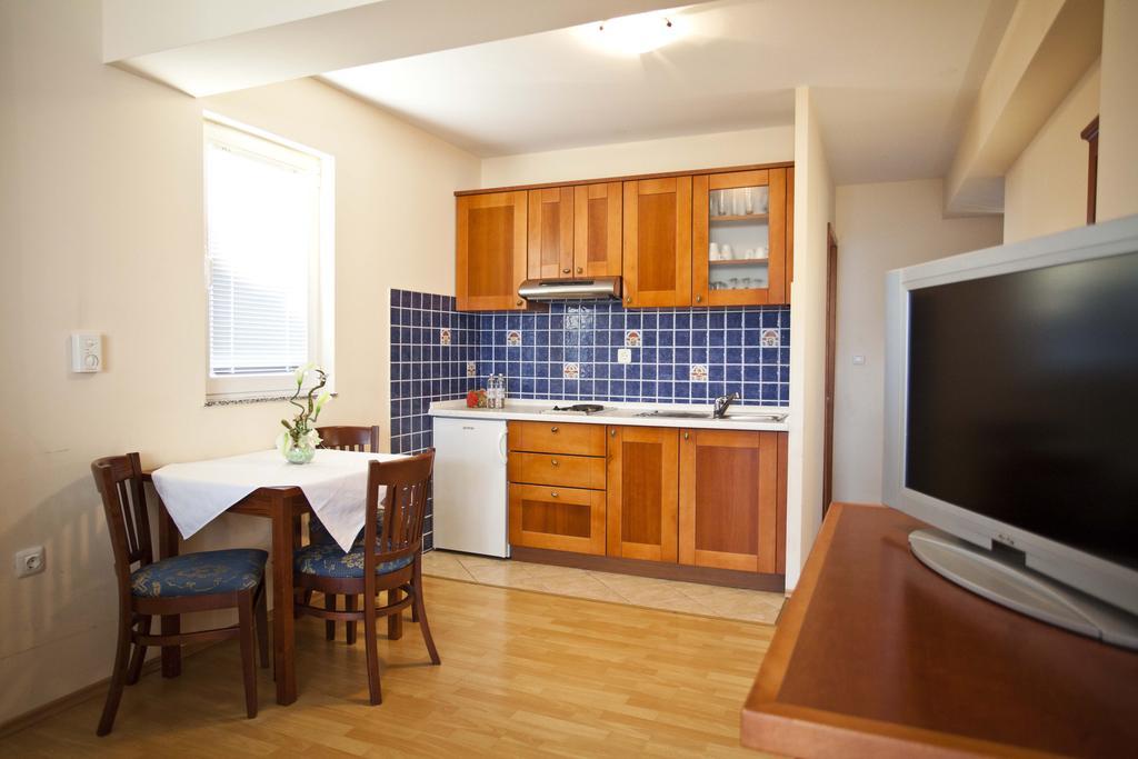 Studio Apartmani Bijeli Delfin Biograd Na Moru Luaran gambar