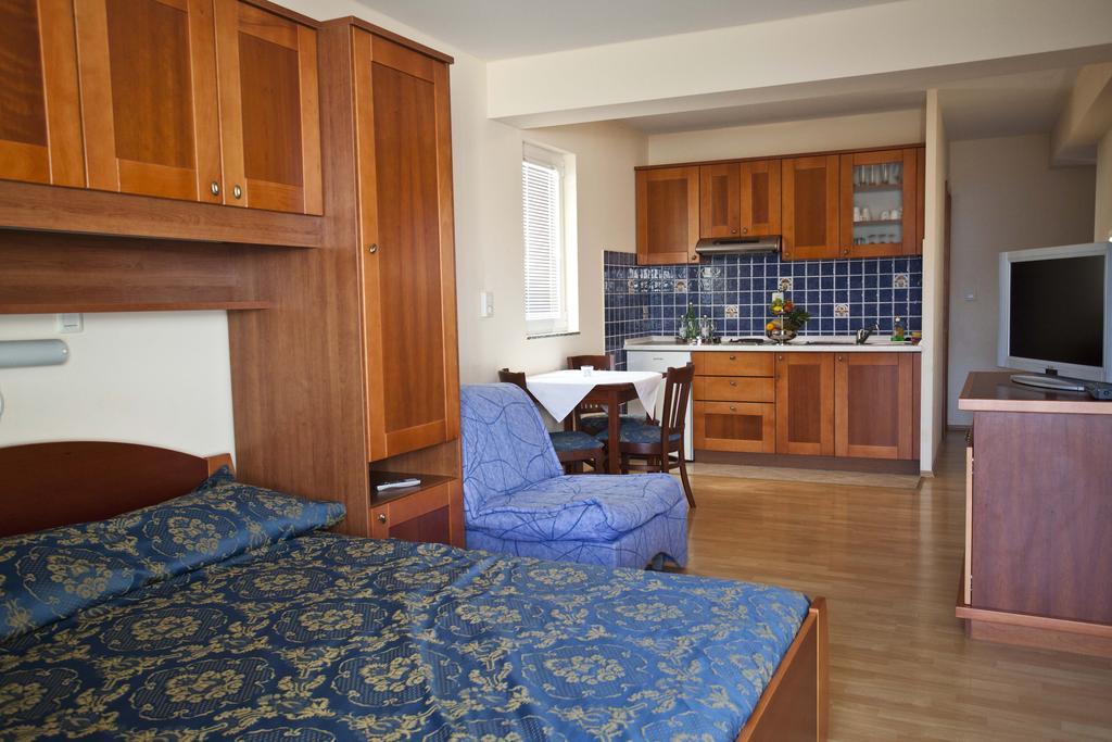 Studio Apartmani Bijeli Delfin Biograd Na Moru Bilik gambar