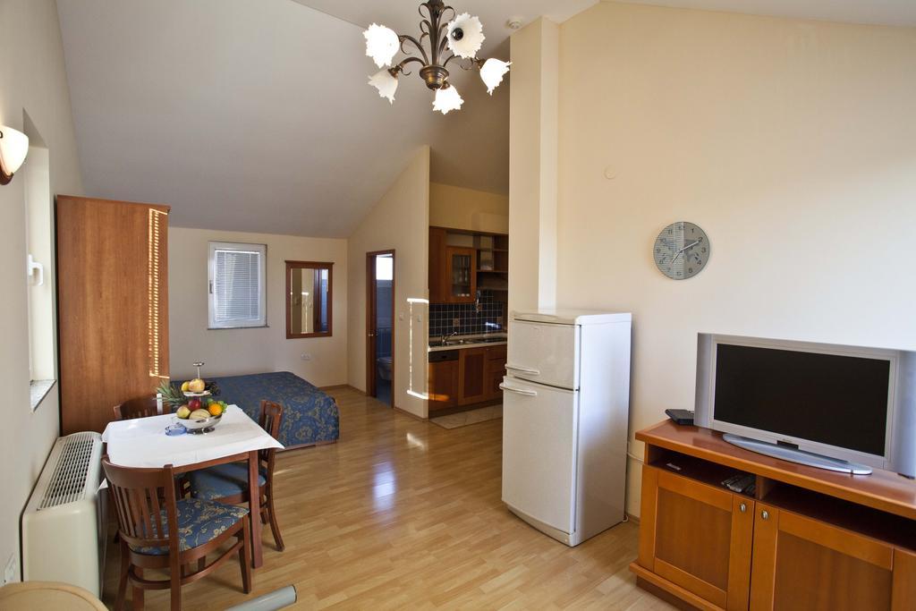 Studio Apartmani Bijeli Delfin Biograd Na Moru Luaran gambar