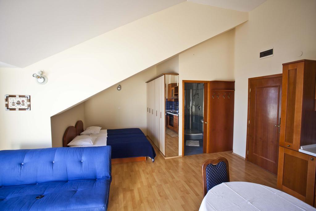 Studio Apartmani Bijeli Delfin Biograd Na Moru Bilik gambar